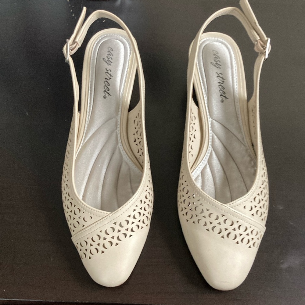 Easy Street Portrait Slingback Pumps